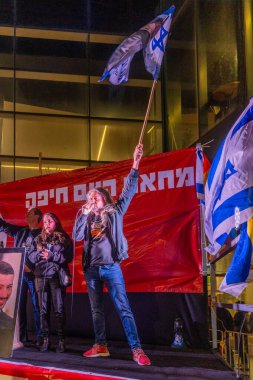 Hayfa, İsrail - 07 Şubat 2026: Omri Vitis ve Hagit Chen, hükümete karşı düzenlenen protesto mitinginin bir parçası olan rehine asker Itay Chen 'in anısına şarkı söyleyin. Hayfa, İsrail