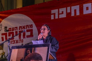 Hayfa, İsrail - 07 Şubat 2026: Sondos Antbawi, hükümete karşı düzenlenen bir protesto mitinginde kalabalığa sesleniyor. Hayfa, İsrail