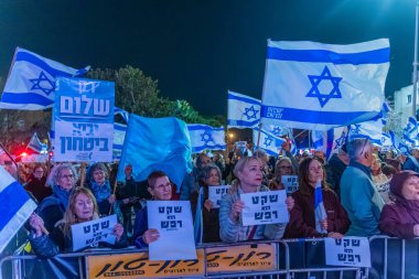 Hayfa, İsrail - 07 Şubat 2026: Kalabalık üyesi tabelaları tutuyor: Hükümete karşı düzenlenen bir protesto mitinginde sessizlik saçmalıktır. Hayfa, İsrail