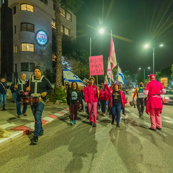 Hayfa, İsrail - 07 Şubat 2026: İnsanlar hükümete karşı bir protesto yürüyüşüne (pembe grup) katılıyor. Hayfa, İsrail