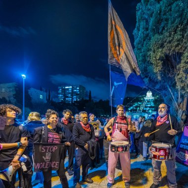 Hayfa, İsrail - 10 Şubat 2026: Pembe öncü grup, Arap toplumlarını desteklemek amacıyla bir bozulma gününe katılıyor ve şiddeti protesto ediyor. Hayfa şehir merkezi, İsrail