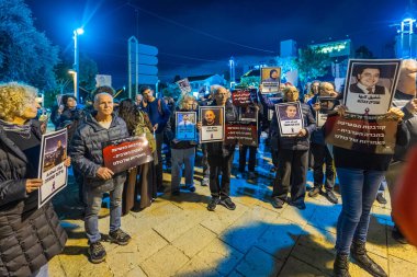 Hayfa, İsrail - 10 Şubat 2026: Şiddet mağdurları afişleri, bir günlük kargaşa ve Arap toplumlarını desteklemek için şiddete karşı protesto. Hayfa şehir merkezi, İsrail