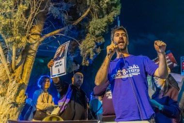 Hayfa, İsrail - 10 Şubat 2026: Aktivist Alon-Lee Green, Arap toplumlarını desteklemek amacıyla bir yıkım günü kapsamında kalabalığa sesleniyor ve şiddeti protesto ediyor. Hayfa şehir merkezi, İsrail