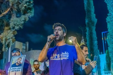 Hayfa, İsrail - 10 Şubat 2026: Aktivist Alon-Lee Green, Arap toplumlarını desteklemek amacıyla bir yıkım günü kapsamında kalabalığa sesleniyor ve şiddeti protesto ediyor. Hayfa şehir merkezi, İsrail