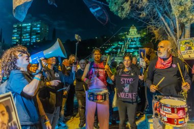 Hayfa, İsrail - 10 Şubat 2026: Pembe öncü grup, Arap toplumlarını desteklemek amacıyla bir bozulma gününe katılıyor ve şiddeti protesto ediyor. Hayfa şehir merkezi, İsrail