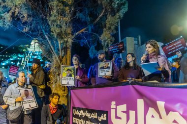 Hayfa, İsrail - 10 Şubat 2026: Aktivist Nava Rozolyo, Arap toplumlarını desteklemek amacıyla bir ayaklanma günü kapsamında kalabalığa sesleniyor ve şiddeti protesto ediyor. Hayfa şehir merkezi, İsrail