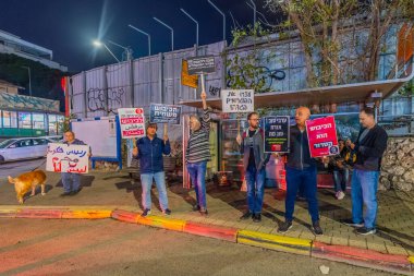 Hayfa, İsrail - 14 Şubat 2026: İnsanlar hükümete karşı bir protesto yürüyüşüne (barış eylemcileri grubuna) katılıyor. Hayfa, İsrail