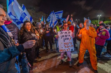 Hayfa, İsrail - 14 Şubat 2026: Bibi Netanyahu 'nun turuncu hapishane tulumu giymesi ve Başsavcı Amit Isman' ın korkak olması, İsrail 'in Hayfa kentinde düzenlenen protesto mitinginin bir parçası.