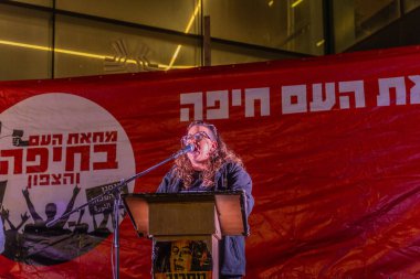 Hayfa, İsrail - 14 Şubat 2026: Protesto lideri Gali Eshet Bazak, ateşkes sonrasında hükümete karşı düzenlenen bir protesto mitinginde kalabalığa konuştu. Hayfa, İsrail