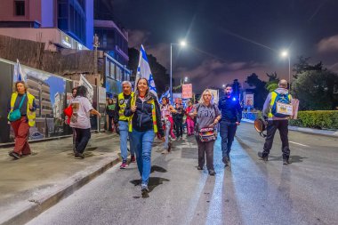 Hayfa, İsrail - 21 Şubat 2026: Çeşitli tabelaları ve bayrakları olan insanlar hükümete karşı düzenlenen bir protesto mitingine katıldılar. Hayfa, İsrail