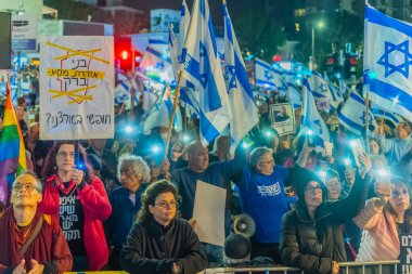 Hayfa, İsrail - 21 Şubat 2026: Çeşitli tabela ve bayraklara sahip bir kalabalık hükümete karşı düzenlenen bir protesto mitingine katıldı. Hayfa, İsrail