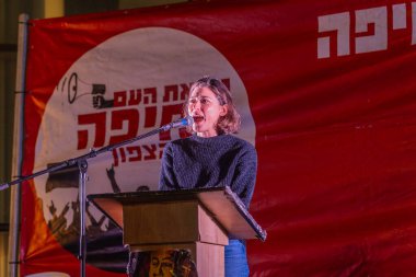 Hayfa, İsrail - 21 Şubat 2026: Reut Inbar, hükümete karşı düzenlenen bir protesto mitinginde kalabalığa sesleniyor. Hayfa, İsrail