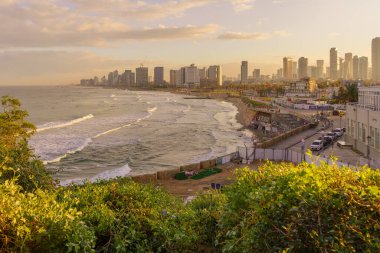 Tel Aviv, İsrail - 25 Şubat 2026: Tel Aviv, İsrail 'deki Akdeniz kıyıları ve şehir siluetinin gün doğumu manzarası