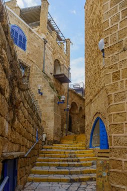 Tel Aviv, İsrail - 25 Şubat 2026: Şu anda İsrail 'in Tel-Aviv-Yafo kentinin bir parçası olan eski Jaffa kentinin bir ara sokağının görüntüsü