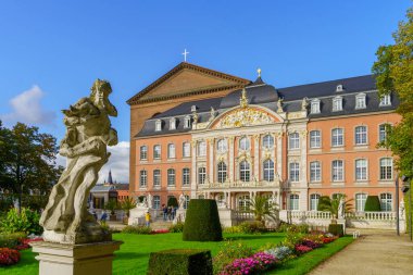 Trier, Almanya - 11 Ekim 2024: Trier, Rhineland-Palatinate, Almanya 'da yerel halk ve ziyaretçilerle birlikte Seçim Sarayı ve bahçesinin manzarası