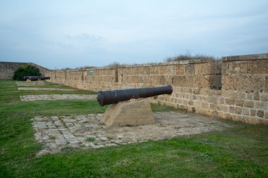 acre duvarlarında eski silahlar