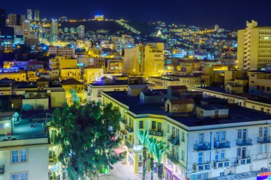 Gece şehir merkezinde Haifa