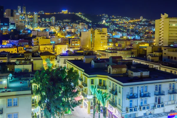 Gece şehir merkezinde Haifa