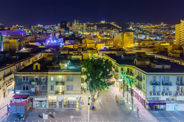 Gece şehir merkezinde Haifa