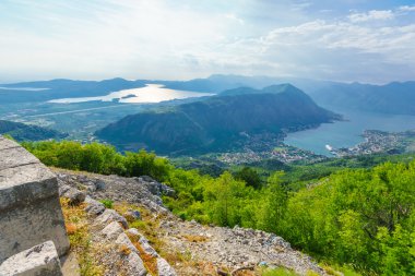 Kotor Körfezi üzerinden Lovcen dağ manzarası