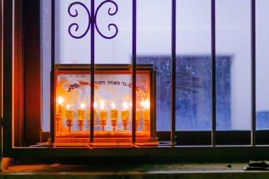 Geleneksel zeytinyağı mumlar ile (Hanukkah lamba) Yedi Kollu Şamdan
