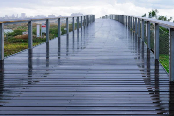 Eine Fußgängerbrücke, Teil der Strandpromenade, in tel-aviv — Stockfoto