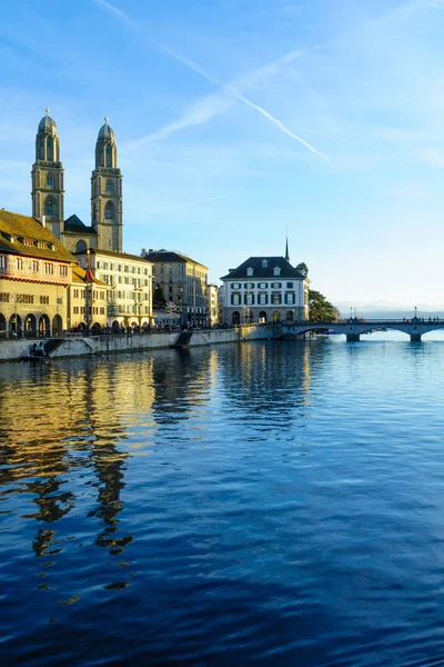 Zurich Old Town (Altstadt) and the Grossmunster (great minster) — 图库照片