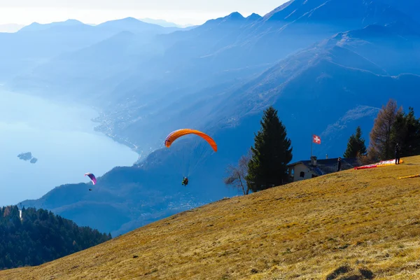Paragliders på bergskedjan Cardada-Cimetta — Stockfoto