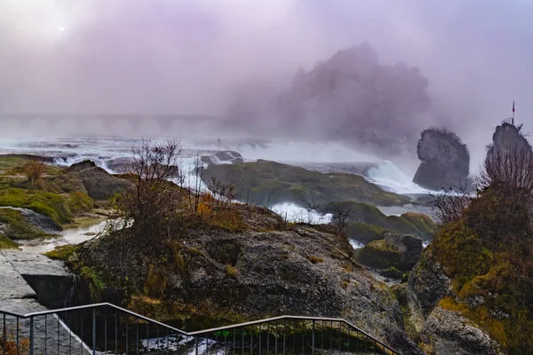 Rhinen faller i en dimmig dag. Schweiz — Stockfoto