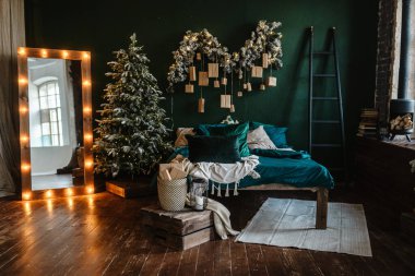 Çatı katı tarzında yeni yılın oda tasarımı.