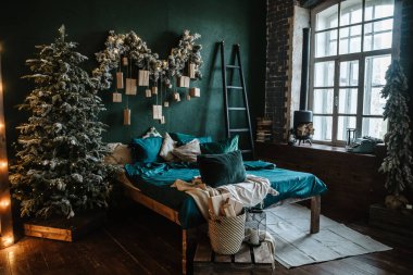 Çatı katı tarzında yeni yılın oda tasarımı.