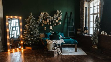Çatı katı tarzında yeni yılın oda tasarımı.