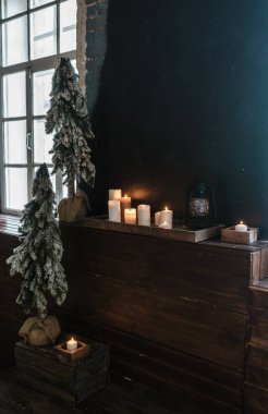 Çatı katı tarzında yeni yılın oda tasarımı.