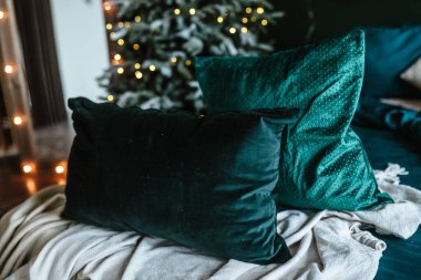 Yeşil, zümrüt yastıklar yatağın üzerine yakın çekim.