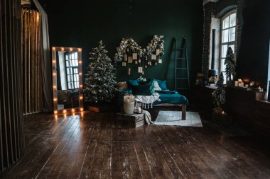 Çatı katı tarzında yeni yılın oda tasarımı.