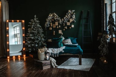 Çatı katı tarzında yeni yılın oda tasarımı.