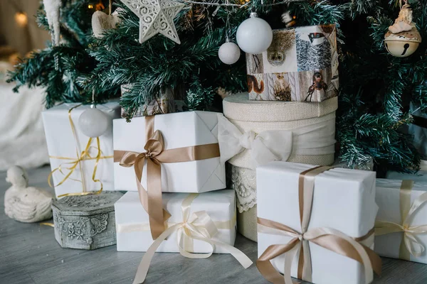 Geschenke Unter Dem Weihnachtsbaum Aus Nächster Nähe — Stockfoto