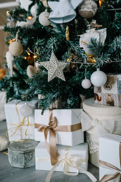 Geschenke Unter Dem Weihnachtsbaum Aus Nächster Nähe — Stockfoto