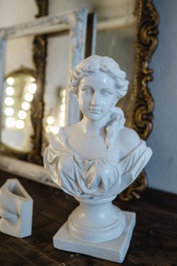 İçi heykellerle dolu. Çatı katı tarzında..