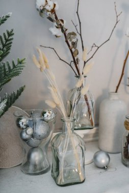 Kurumuş çiçeklerden yapılmış yeni yıl süslemeleri.