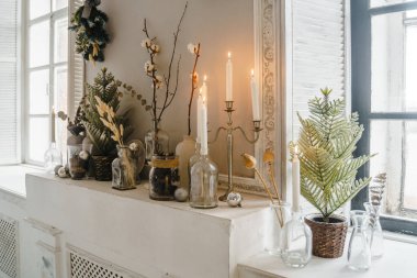 Kurumuş çiçeklerden yapılmış yeni yıl süslemeleri.