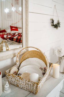 Plakalar hasır sepetin yakın çekimi..