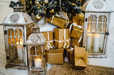 Yılbaşı hediyeleri Noel ağacının altında. Yakın plan..