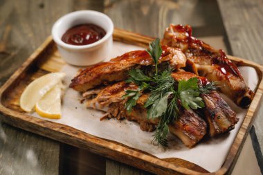 Kızarmış domuz kaburgası, dereotlu limonata ve ketçap..