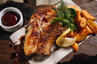 Sebzeli ve patatesli domuz spatulası..