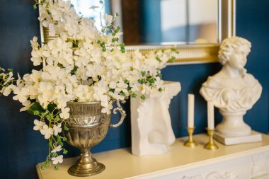 Yapay renklere sahip şömine tasarımı.