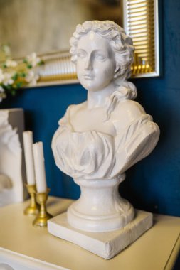 Yatağın üzerindeki yastıklar kahverengi tonlarda..