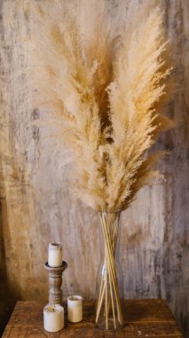 Yatağın üzerindeki yastıklar kahverengi tonlarda..