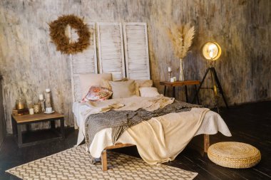 Yatak odası iç tasarımı, tavan arası ve boho tarzı büyük yatak..