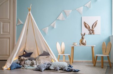 Yastıklı bir kulübe. İç tasarım.